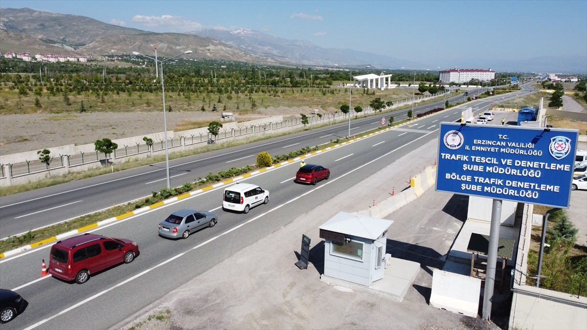 Erzincan'da polis ekipleri, Kurban Bayramı tatili dolayısıyla sıklaştırılan trafik denetimlerini...