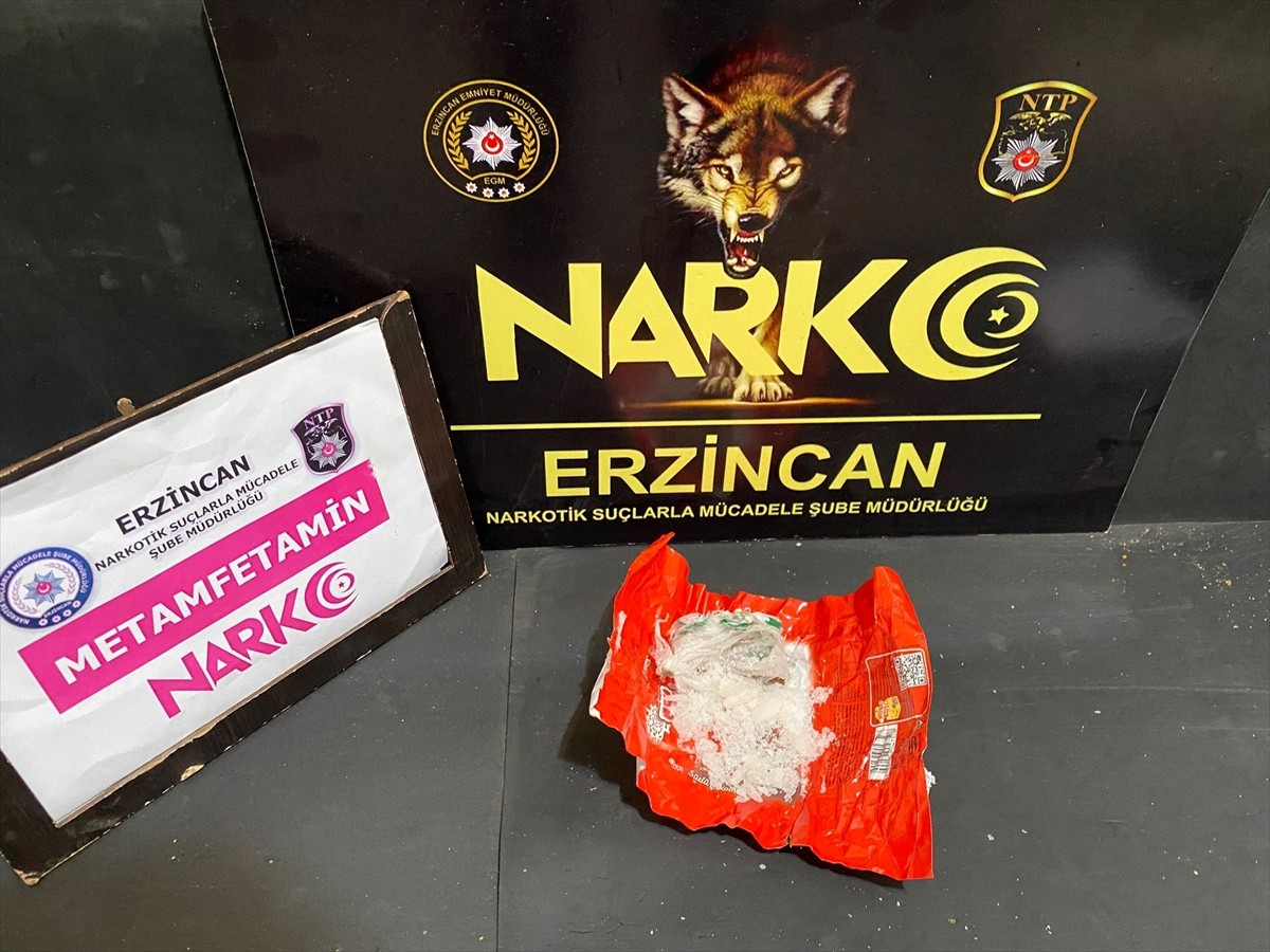 Erzincan'da uyuşturucu operasyonunda 2 şüpheli gözaltına alındı. Şüphelilere yönelik operasyon...