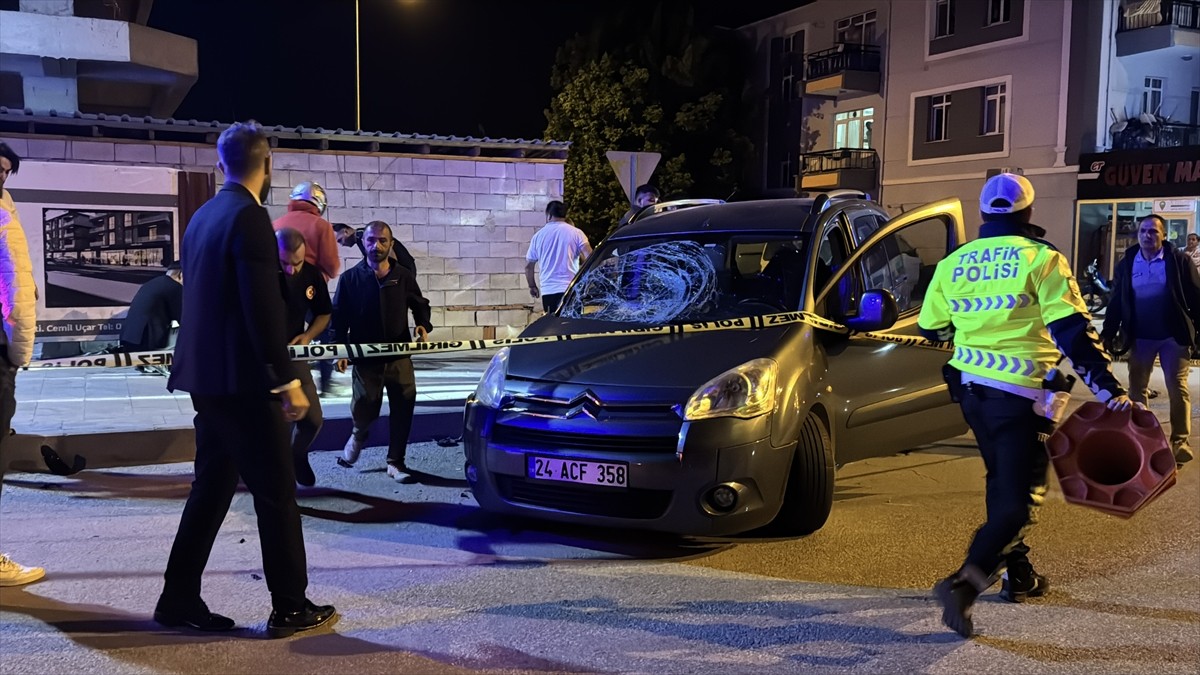 Erzincan’da hafif ticari araç ile motosikletin çarpıştığı kazada, 2 kişi hayatını kaybetti, 1 kişi...