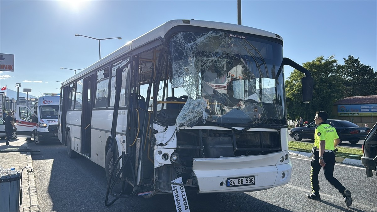Erzincan’da yolcu otobüsü ile tırın çarpışması sonucu 3 kişi yaralandı. Kaza yerine sağlık ve...