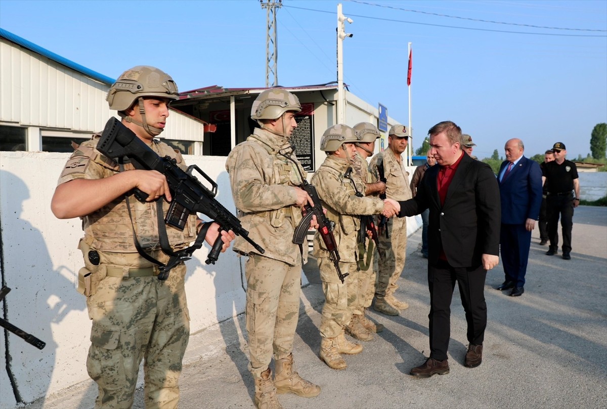 Erzincan Valisi Hamza Aydoğdu, Kurban Bayramı'nda görev yapan güvenlik güçlerini ziyaret etti....