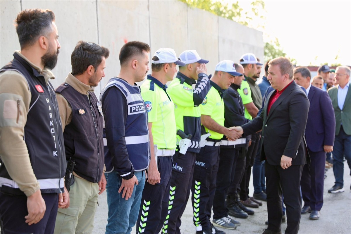 Erzincan Valisi Hamza Aydoğdu, Kurban Bayramı'nda görev yapan güvenlik güçlerini ziyaret etti....