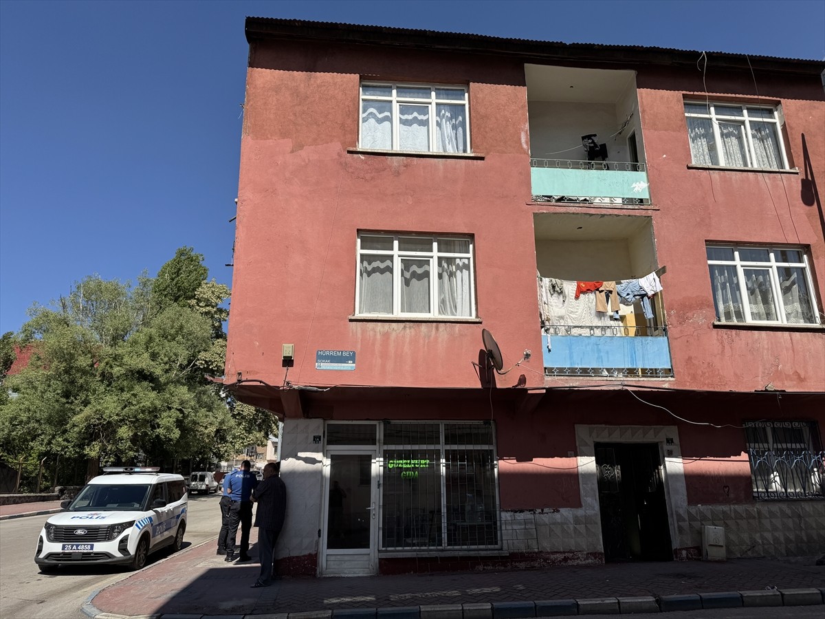 Erzurum'da binanın birinci katındaki balkondan düşen 1,5 yaşındaki bebek ağır yaralandı. Polis...