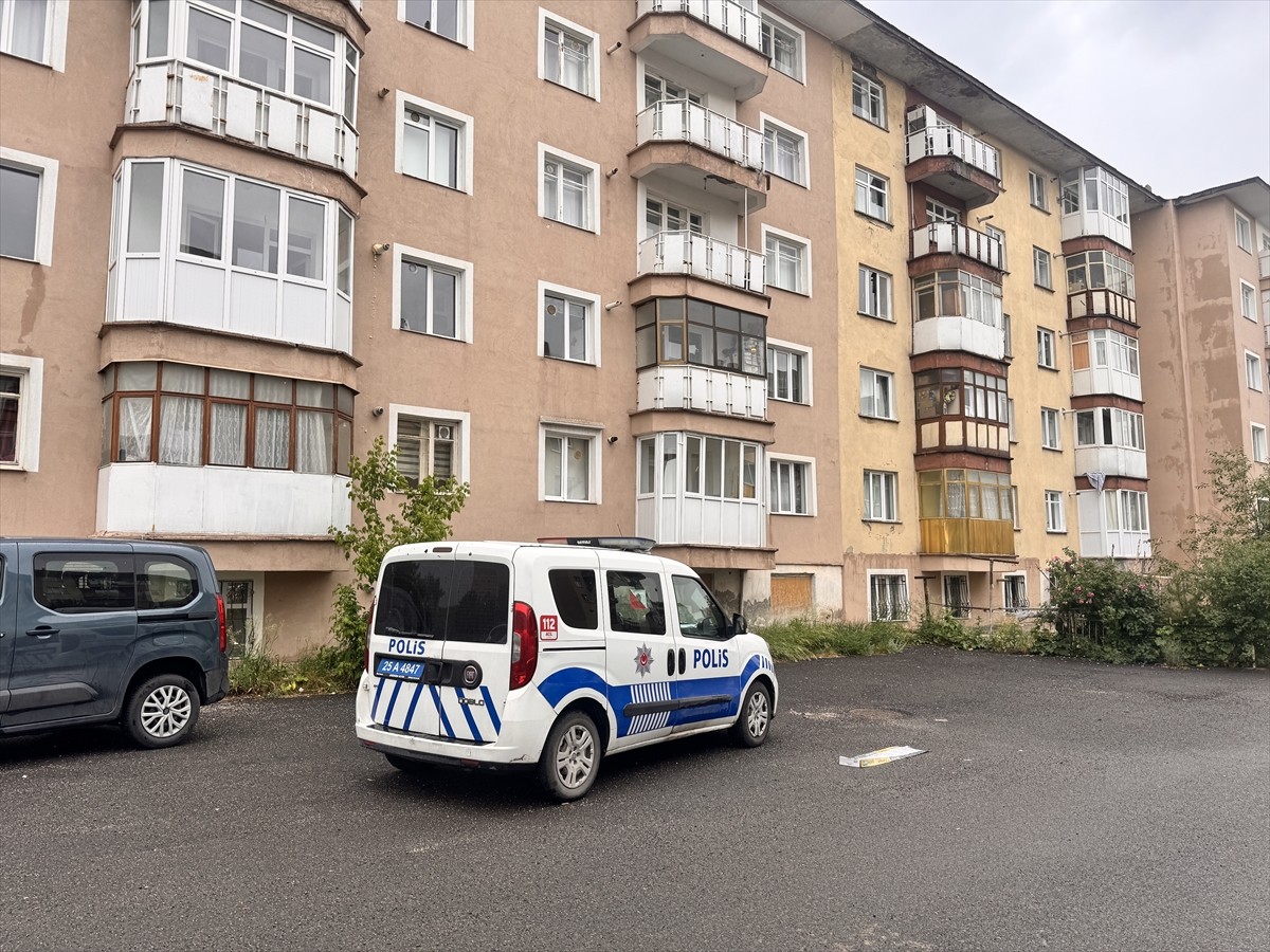 Erzurum'da eşi tarafından evde bıçaklanan kadın ağır yaralandı. Ekipler olay yerinde çalışma...