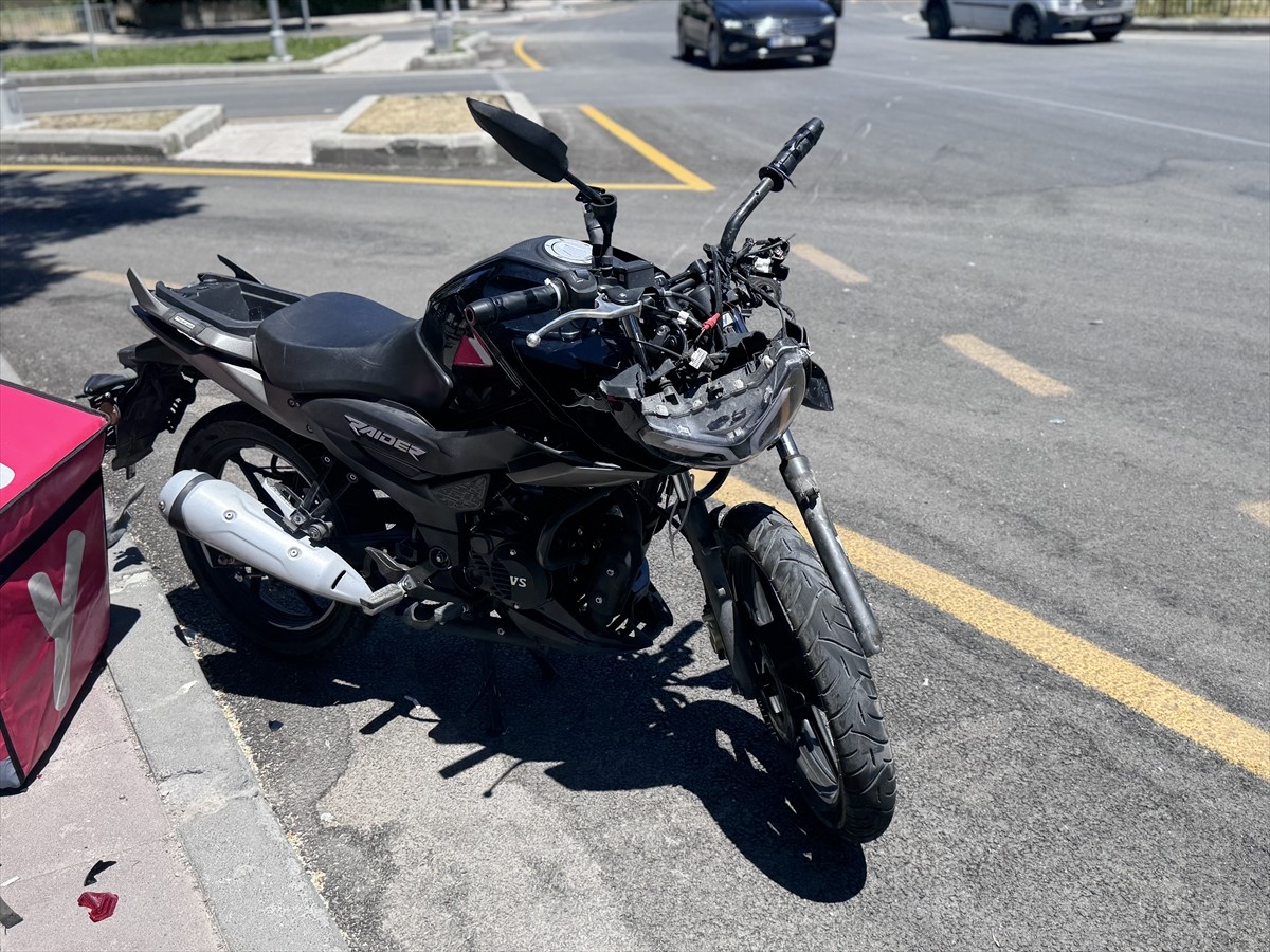 Erzurum'da hafif ticari araçla çarpışan motosikletin sürücüsü ağır yaralandı.