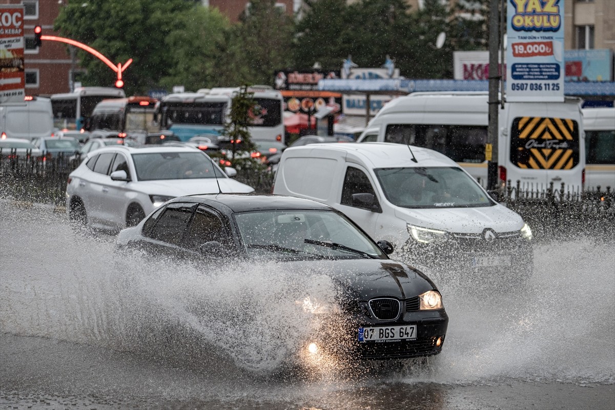  Erzurum'da şiddetli sağanak yaşamı olumsuz etkiledi. Yağmur nedeniyle cadde ve sokaklarda su...