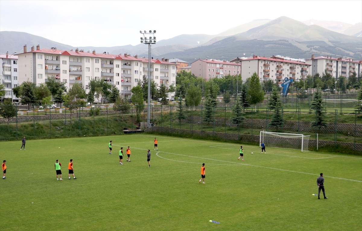 Erzurum'da yerli ve yabancı futbol kulüplerinin sezon öncesi güç depoladığı Yüksek İrtifa Kamp...