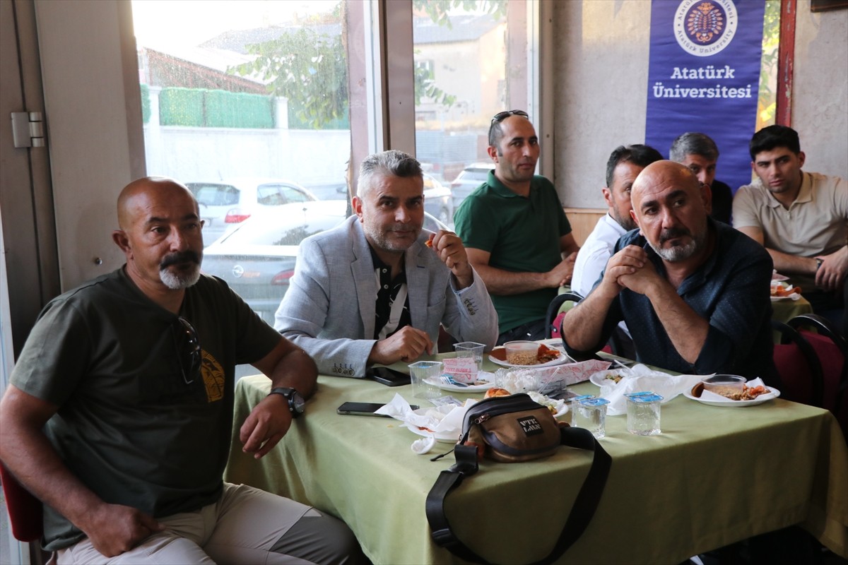 Erzurum'da, Yükseköğretim Kurulu (YÖK) Bilim İletişimi Ofisi tarafından koordine edilen Bilim Kafe...