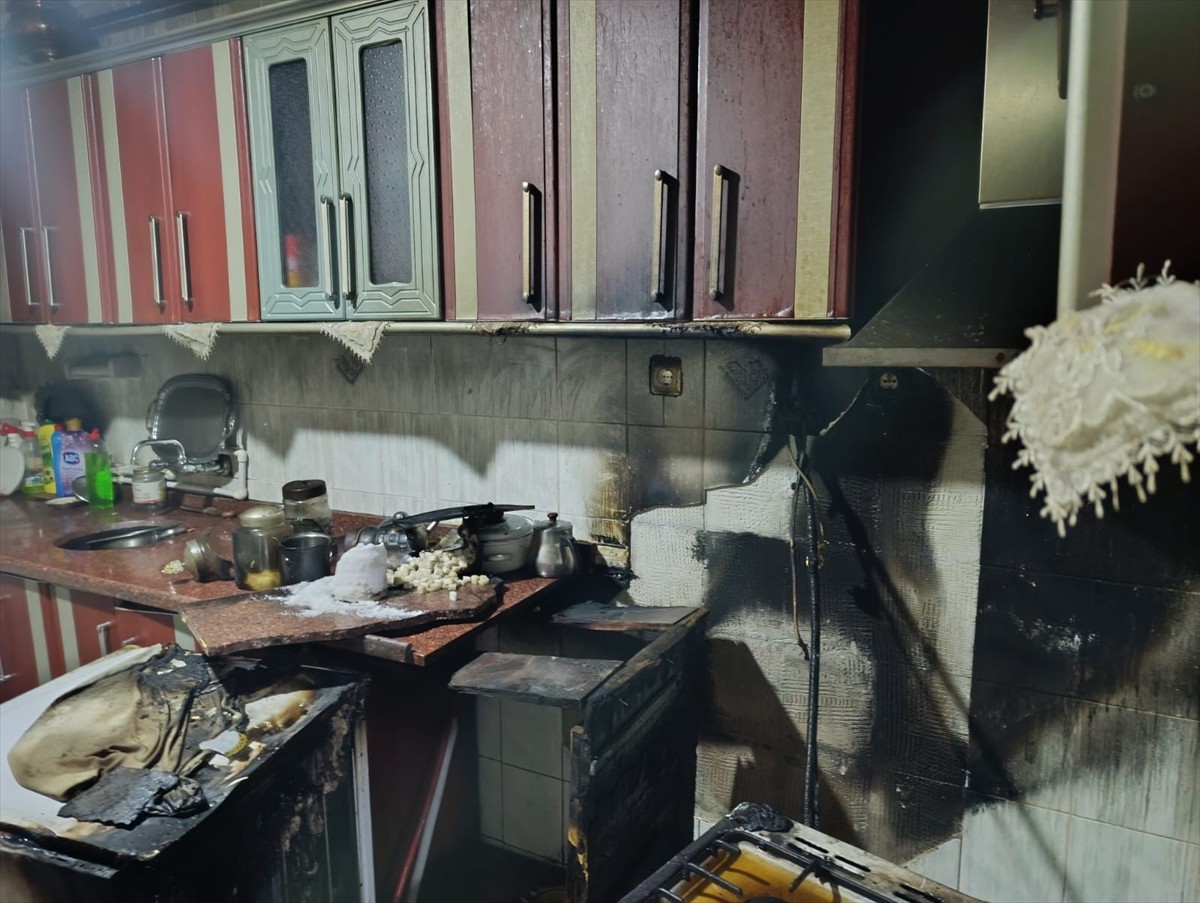 Erzurum'un Horasan ilçesinde bir evin mutfağında çıkan yangında mahsur kalan yaşlı çift, itfaiye...