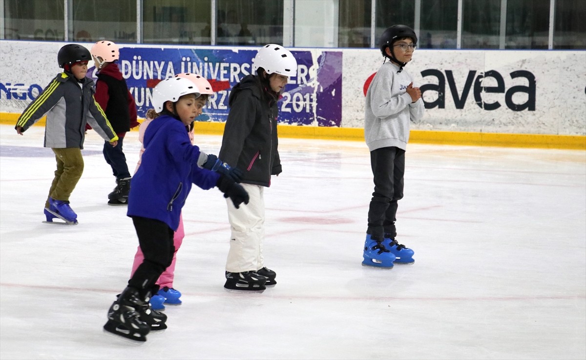 Erzurum Gençlik ve Spor İl Müdürlüğünün başlattığı "Geleceğin Buz Hokeycilerini Arıyoruz Projesi"...