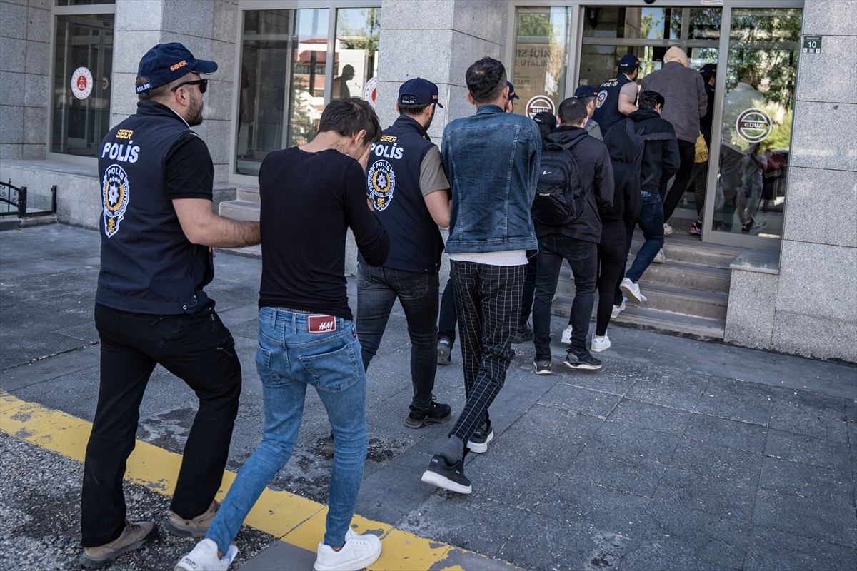 Erzurum merkezli 7 ilde eş zamanlı düzenlenen sahte ilan dolandırıcılığı operasyonunda gözaltına...