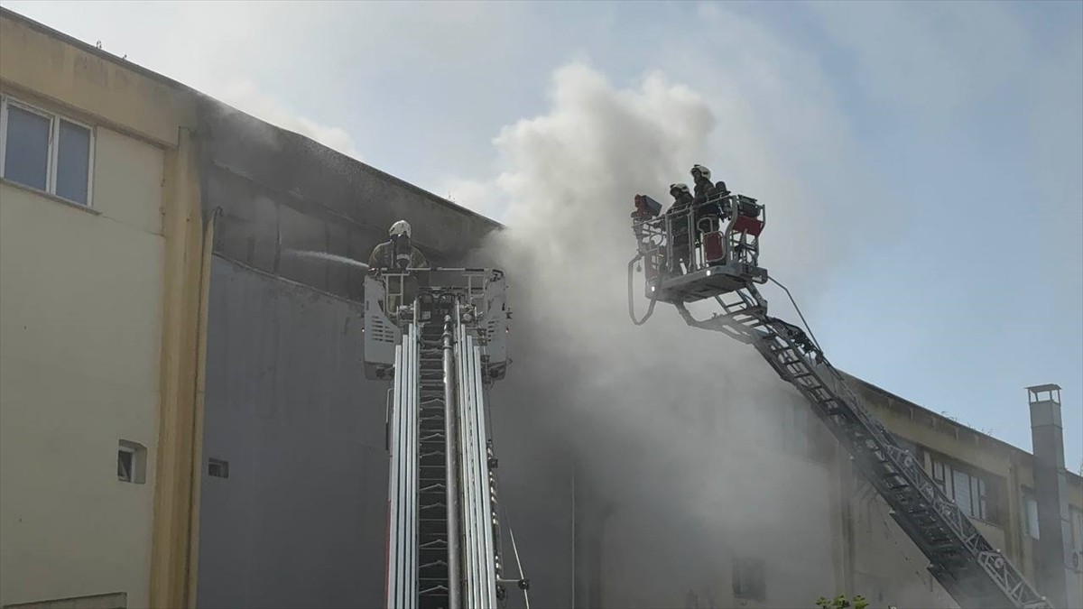 Esenyurt'ta bebek bezi üreten iş yerinin deposunda çıkan yangın, itfaiye ekiplerince...
