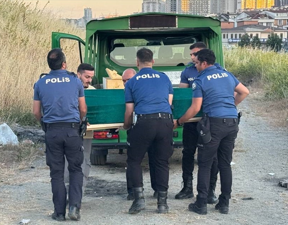 Esenyurt'ta boş arazide silahla başından vurulmuş erkek cesedi bulundu.