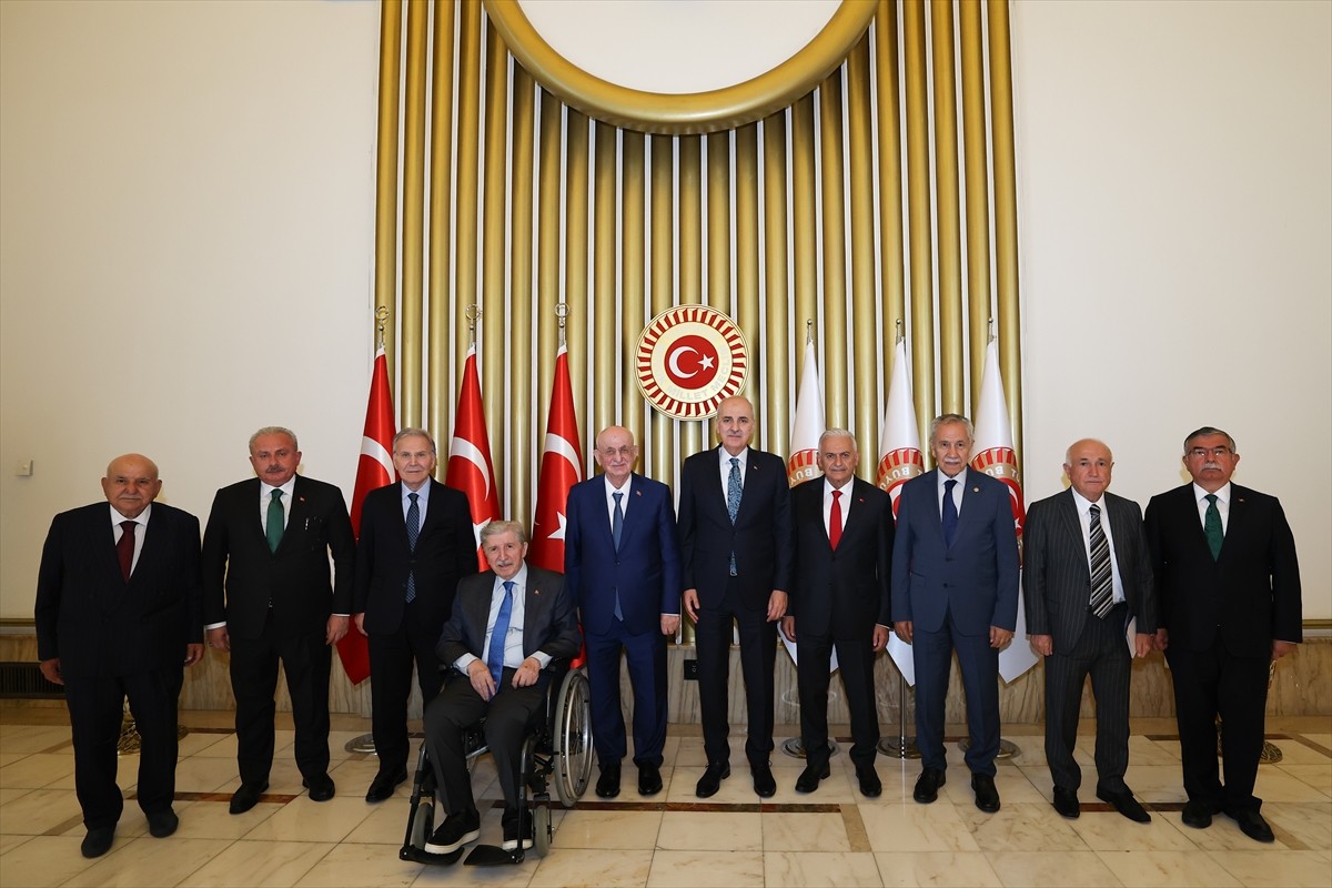 Eski Meclis başkanları, TBMM Başkanlığına yeniden seçilen Numan Kurtulmuş'u (sağ 5) tebrik etti....