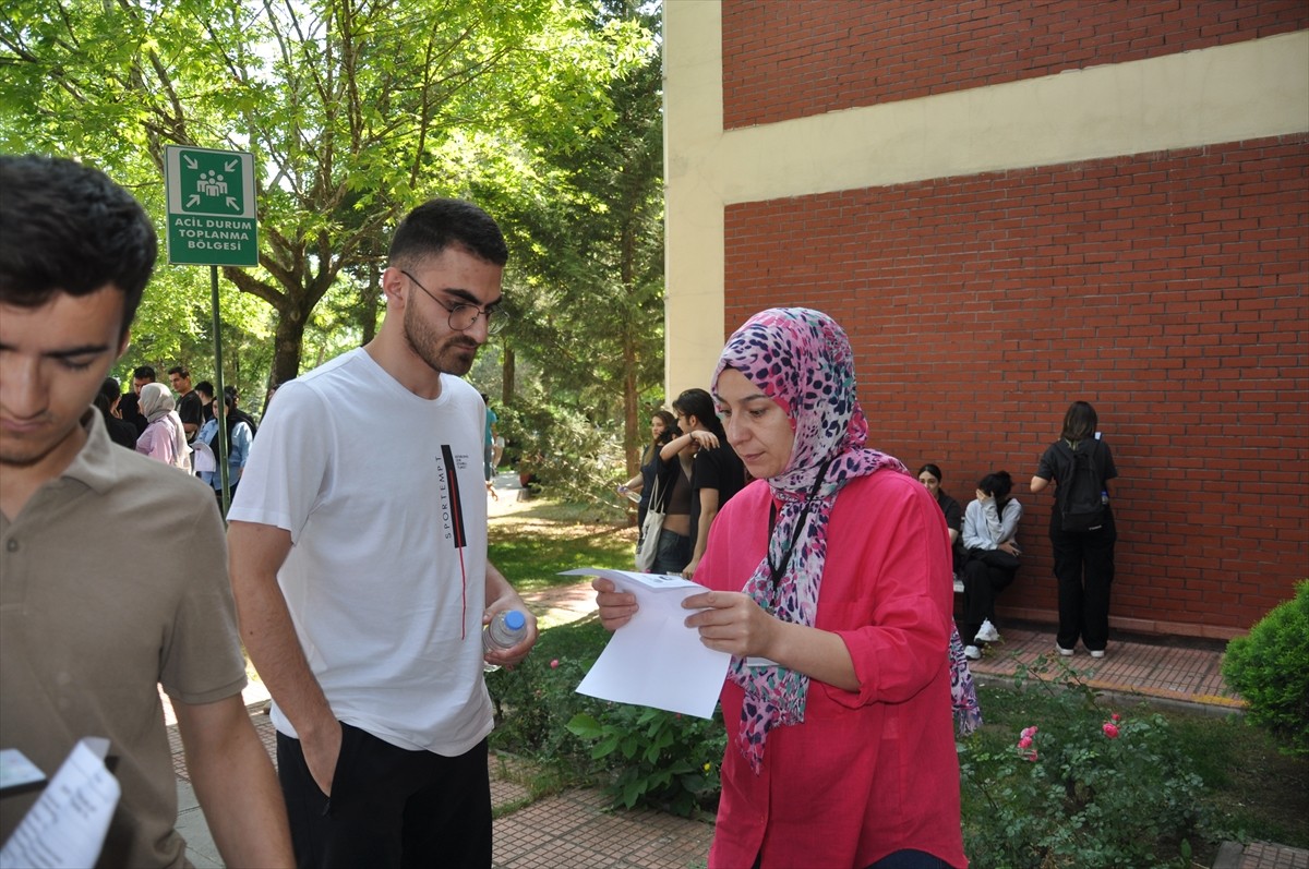 Eskişehir'de, Yükseköğretim Kurumları Sınavı'nın (YKS) ilk oturumu Temel Yeterlilik Testi (TYT)...