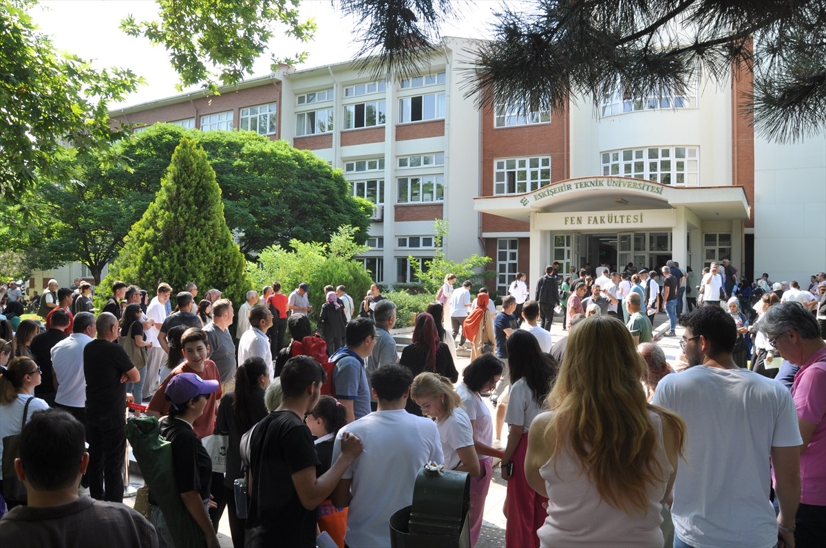 Eskişehir'de, Yükseköğretim Kurumları Sınavı'nın (YKS) ilk oturumu Temel Yeterlilik Testi (TYT)...