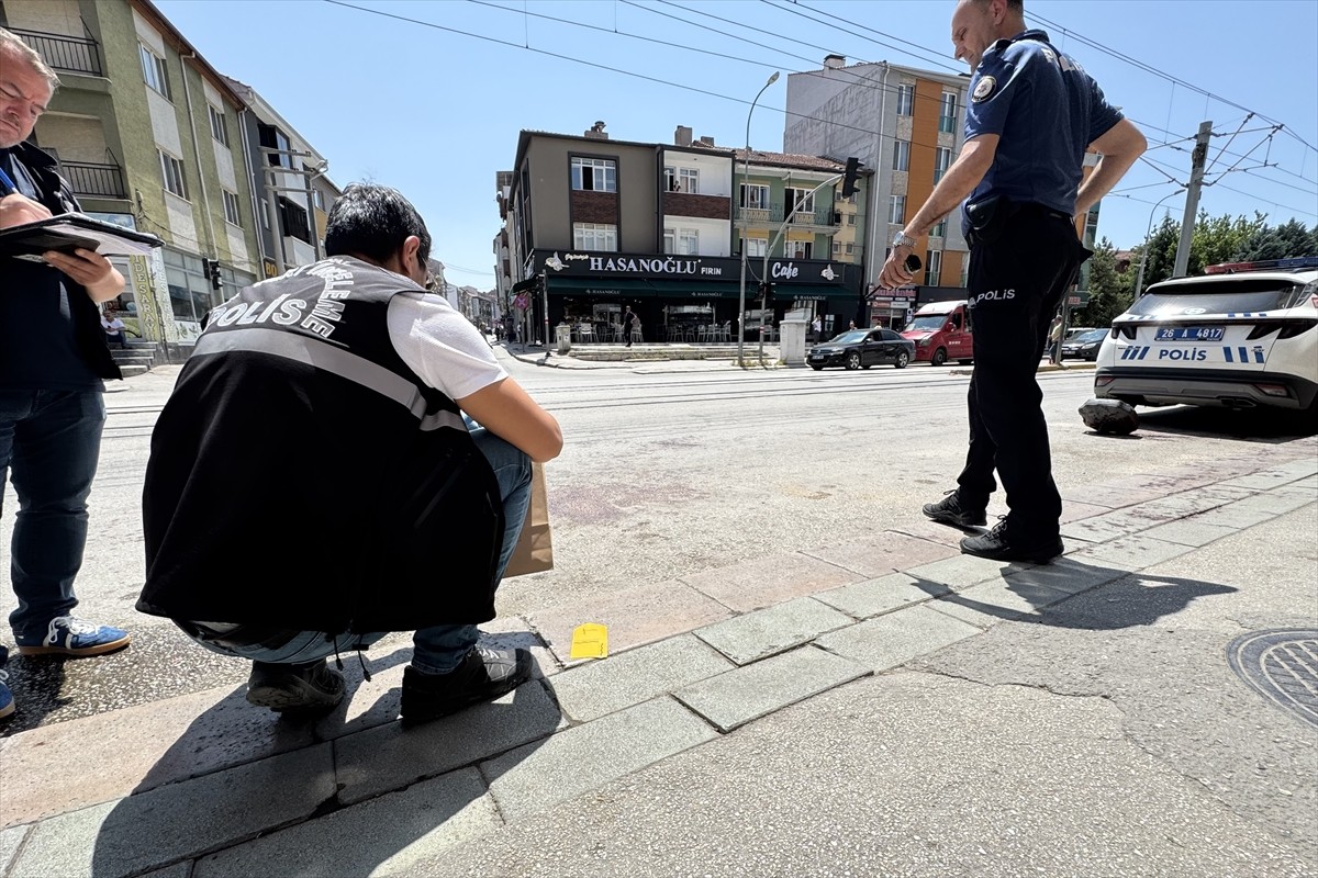 Eskişehir'in Odunpazarı ilçesinde çıkan bıçaklı kavgada 3 kişi yaralandı. Polis ekipleri, olay...
