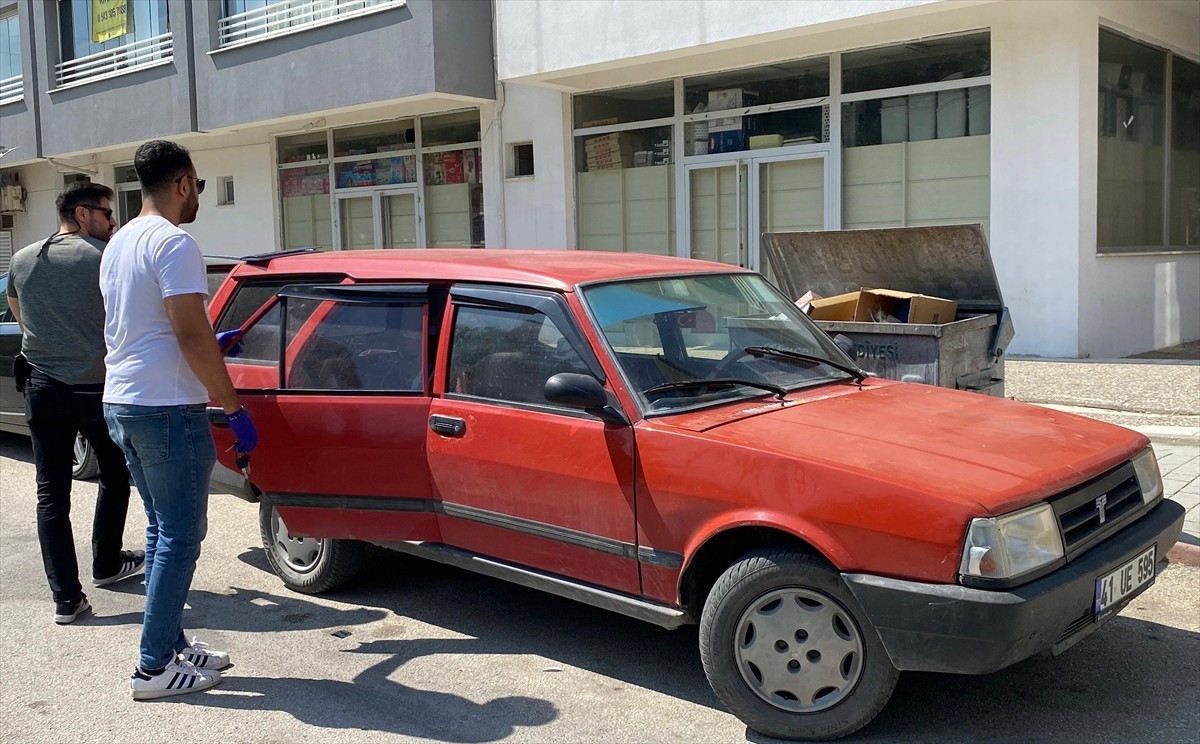 Eskişehir'in Tepebaşı ilçesinde girdiği bankada kredi çekmek istediği iddia edilen şüpheli...