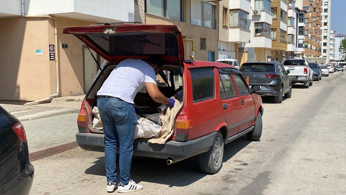 Eskişehir'in Tepebaşı ilçesinde girdiği bankada kredi çekmek istediği iddia edilen şüpheli...