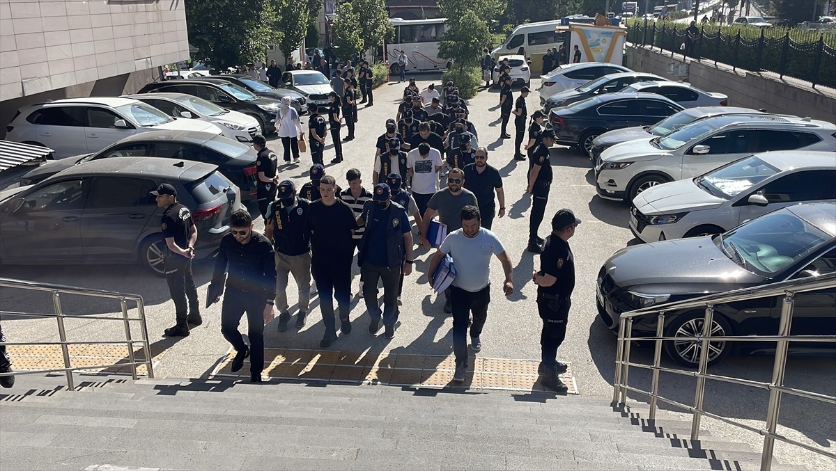 Eskişehir merkezli operasyonda, sosyal medya hesaplarından yüksek kazançlı yatırım vaadiyle...