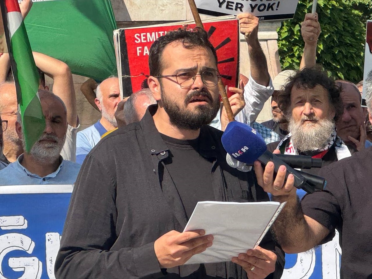 Fatih'te Özgür-Der öncülüğünde bir araya gelen sivil toplum kuruluşu üyeleri, İsrail'in Filistin...