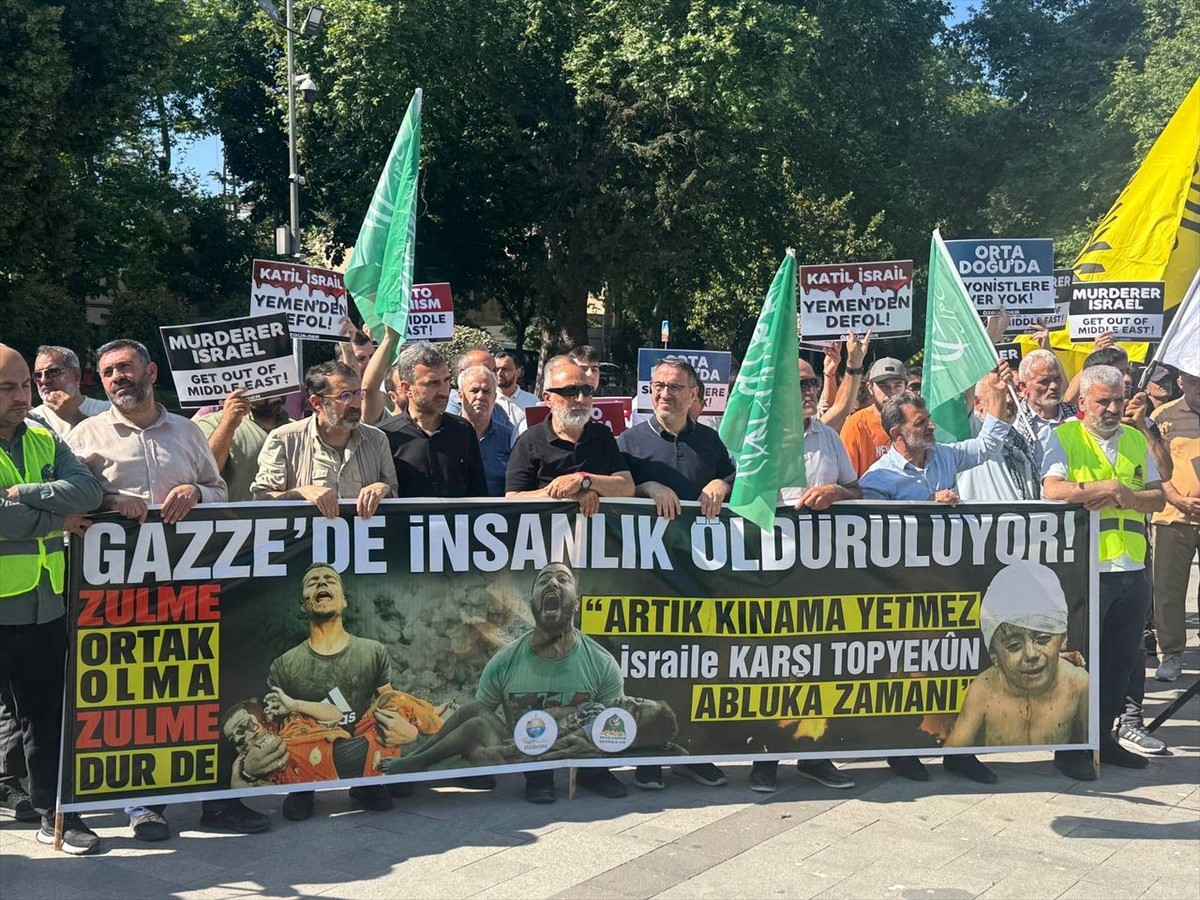 Fatih'te Özgür-Der öncülüğünde bir araya gelen sivil toplum kuruluşu üyeleri, İsrail'in Filistin...