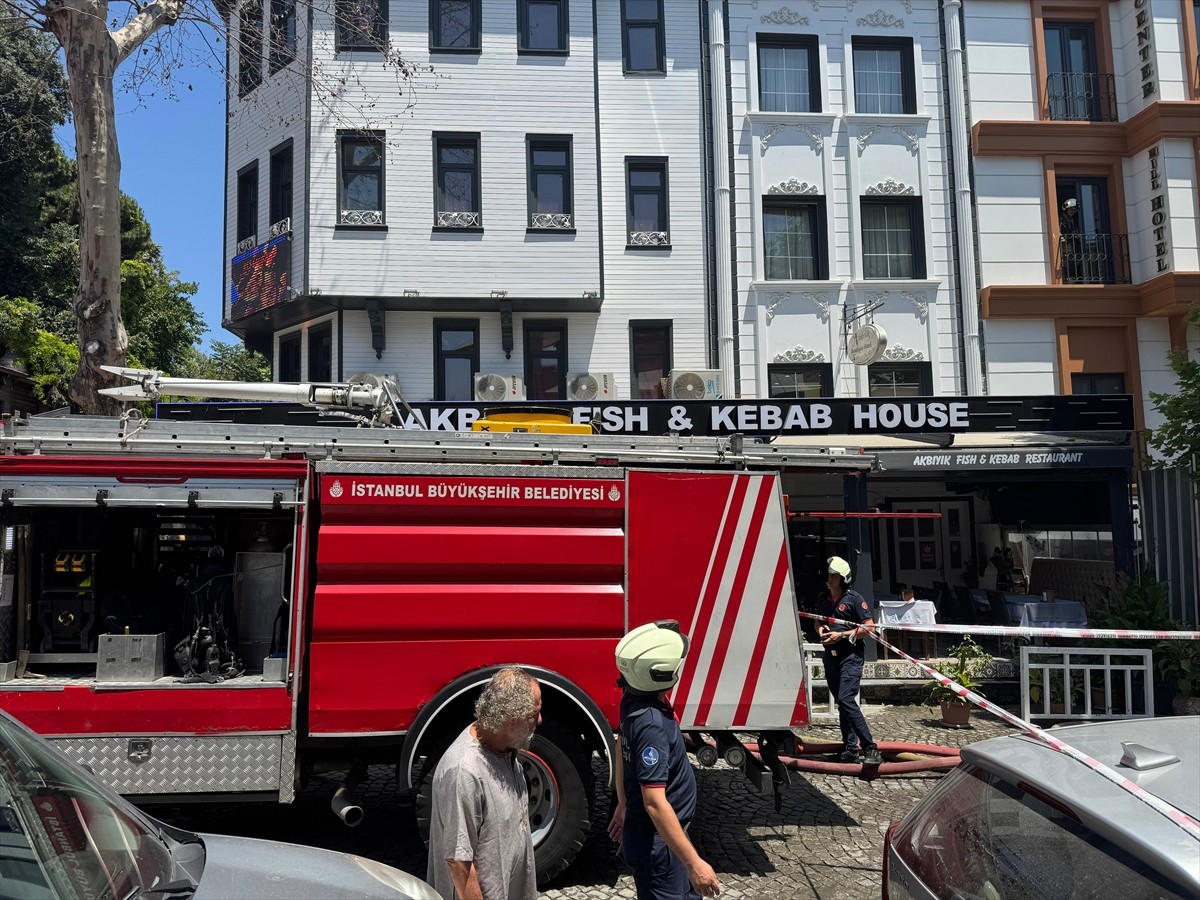 Fatih Cankurtaran Mahallesi Mimar Mehmet Ağa Caddesi'nde restore edilen 4 katlı otelin çatısında...