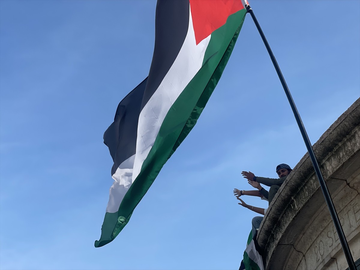 Fransa'nın başkenti Paris'teki Cumhuriyet Meydanı'nda, İsrail'in Gazze'ye insani yardım taşırken...