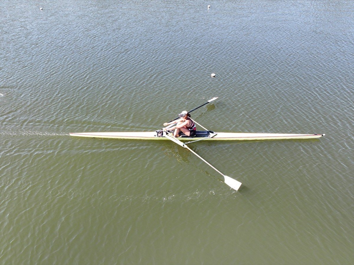 Galatasaraylı milli kürekçi Deniznur Serra Baykara, Polonya'da temmuz ayında düzenlenecek 23 Yaş...