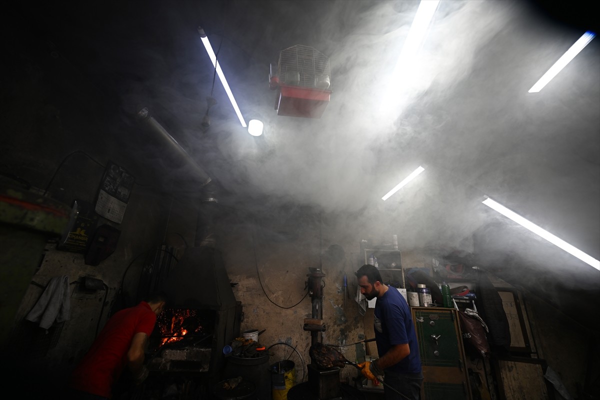 Gaziantep'te demirci ustaları, demir dövdükleri ocaklarını Kurban Bayramı'nda kelle ütülemek için...