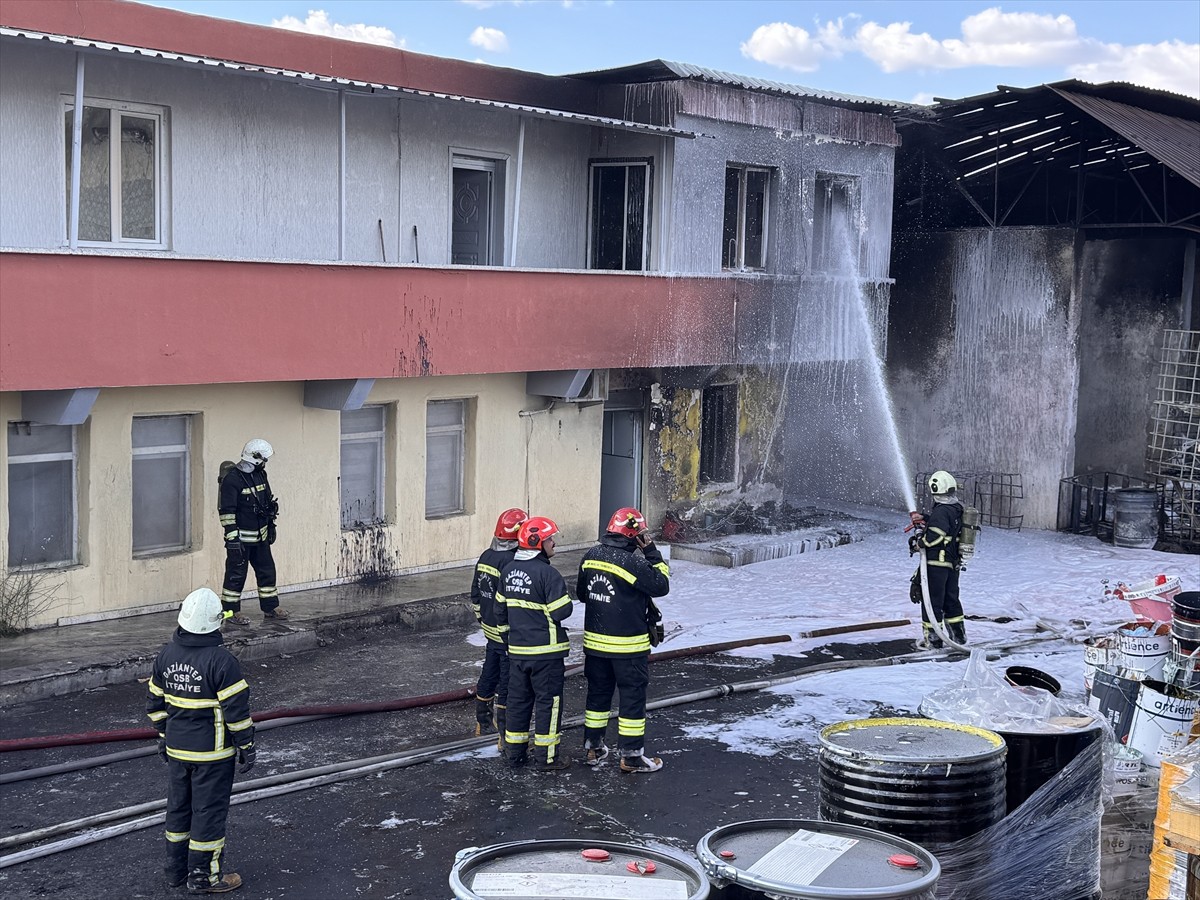 Gaziantep'te geri dönüşüm tesisinde çıkan yangın itfaiye ekiplerince söndürüldü.