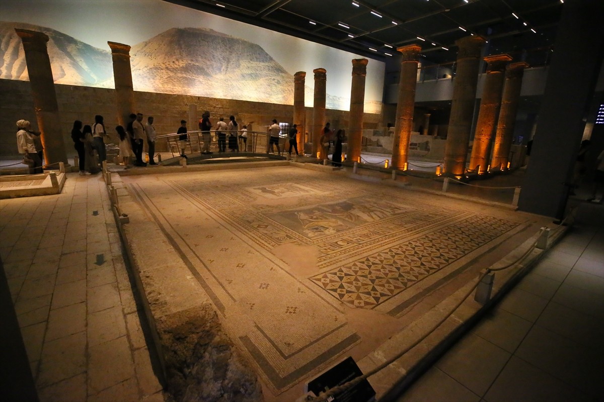 Gaziantep'te "Çingene Kızı" başta olmak üzere birçok önemli esere ev sahipliği yapan Zeugma Mozaik...