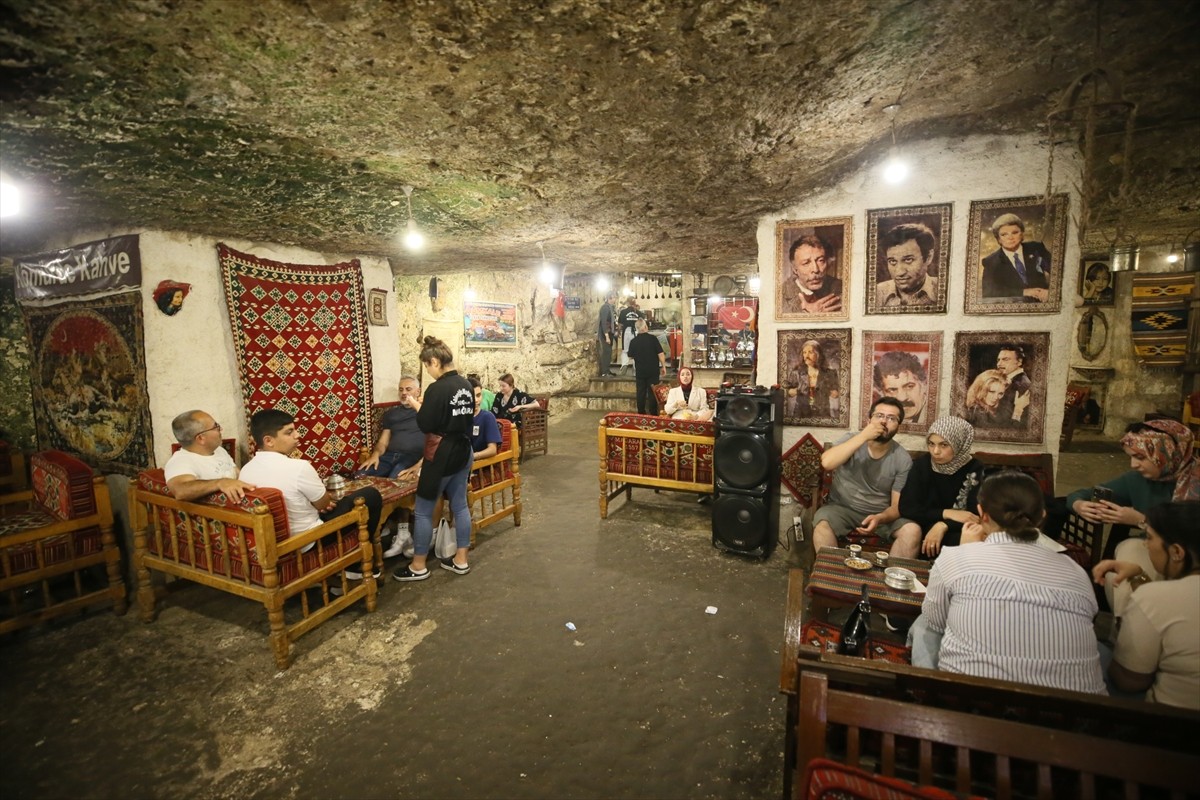 Gaziantep'te Tarihi Yeni Han'daki yaklaşık 500 yıllık Kaleoğlu Mağarası'nda ziyaretçi yoğunluğu...