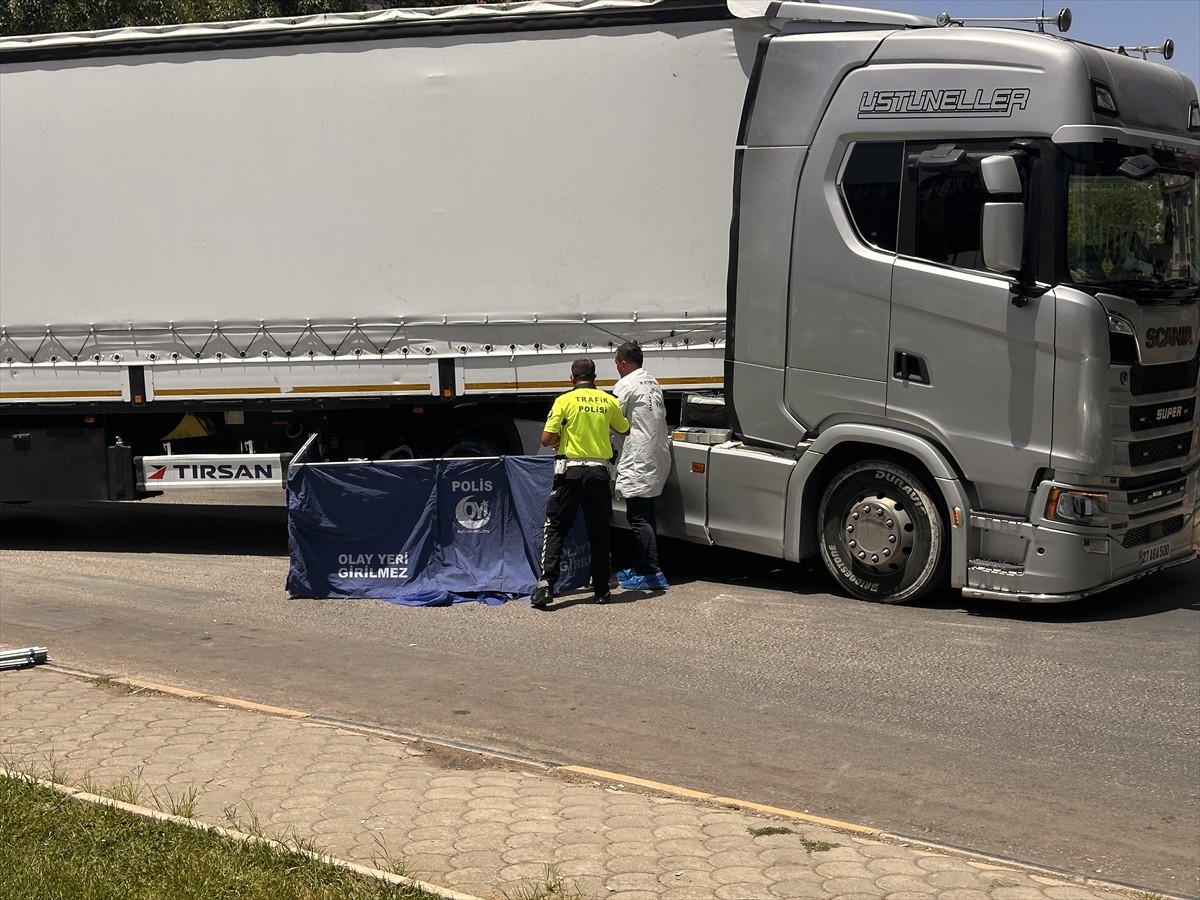 Gaziantep'te tırın motosiklete çarpması sonucu 2 kişi hayatını kaybetti. Polis ekipleri olay...