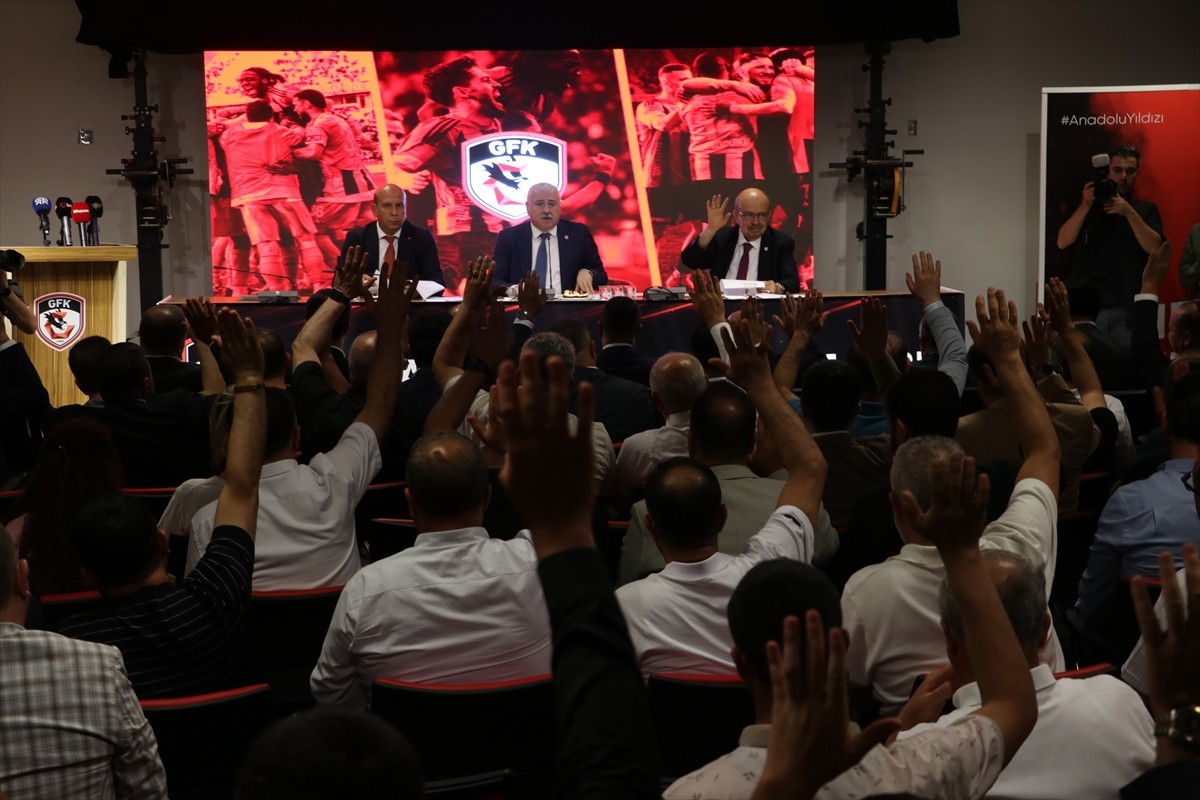 Gaziantep Futbol Kulübü'nde Memik Yılmaz, başkanlığa yeniden seçildi. Yılmaz, açıklamalarda...