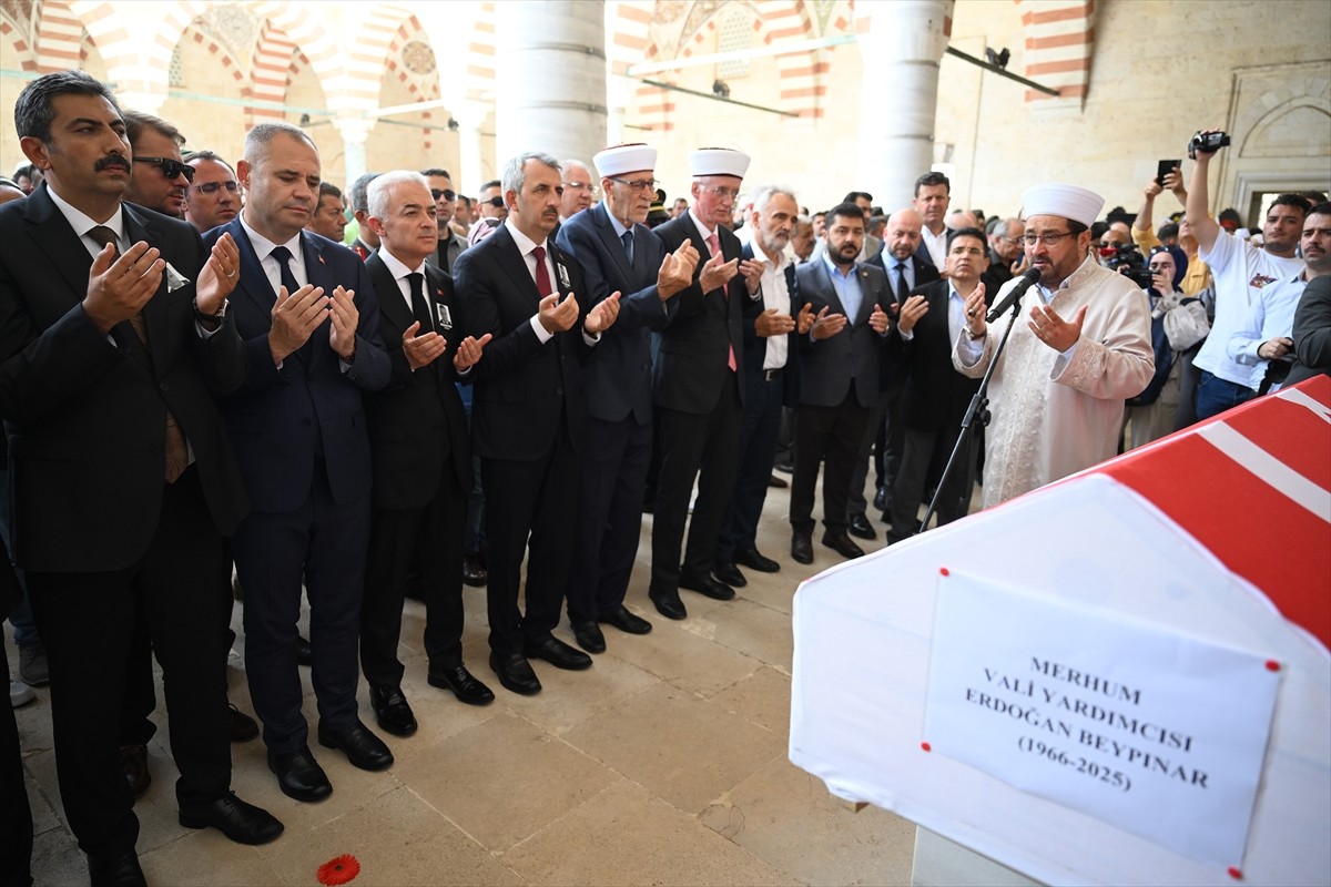 Geçirdiği kalp krizi sonrası hayatını kaybeden Edirne Vali Yardımcısı ve Kapıkulu Sınır Kapısı...