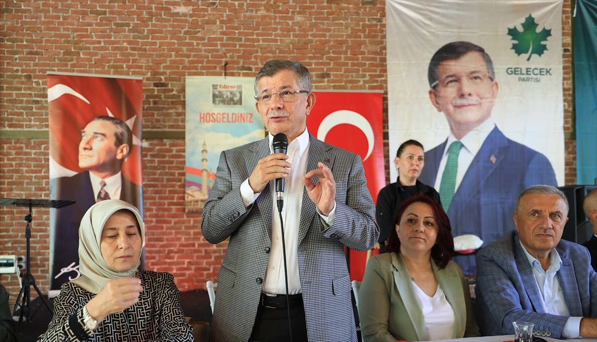 Gelecek Partisi Genel Başkanı Ahmet Davutoğlu Edirne'de partililerle buluştu. Davutoğlu, Karaağaç...