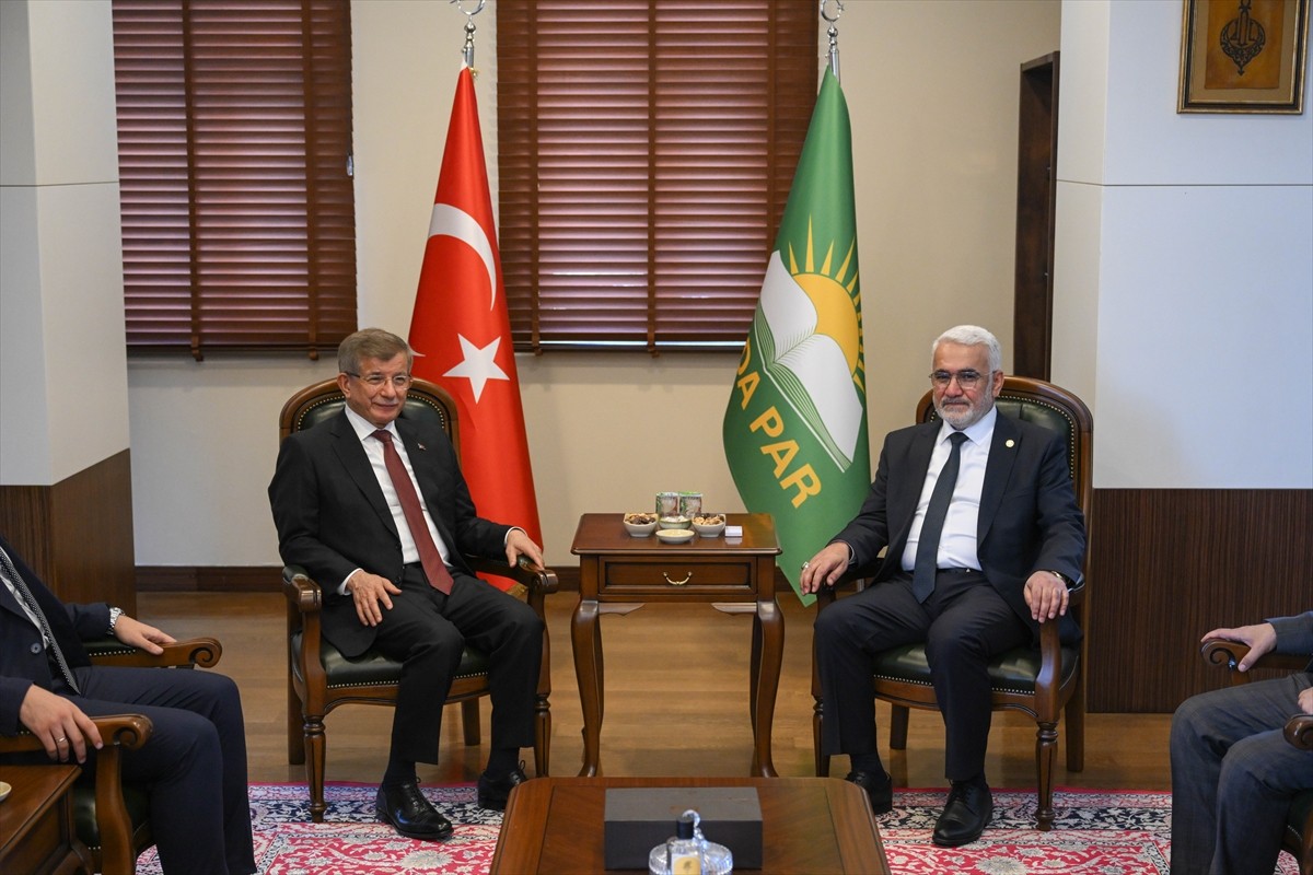Gelecek Partisi Genel Başkanı Ahmet Davutoğlu (solda), HÜDA PAR Genel Başkanı Zekeriya...