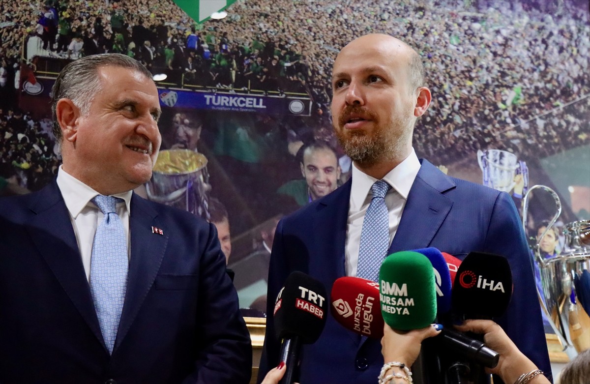 Gençlik ve Spor Bakanı Osman Aşkın Bak, Bursaspor Kulübünü ve yönetimini ziyaret etti. Bakan Bak...