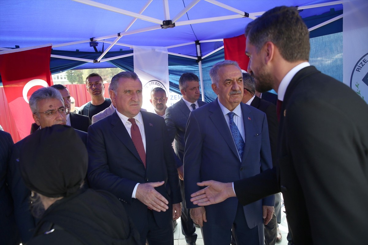 Gençlik ve Spor Bakanı Osman Aşkın Bak (solda) ile AK Parti Genel Başkan Yardımcısı Hayati Yazıcı...