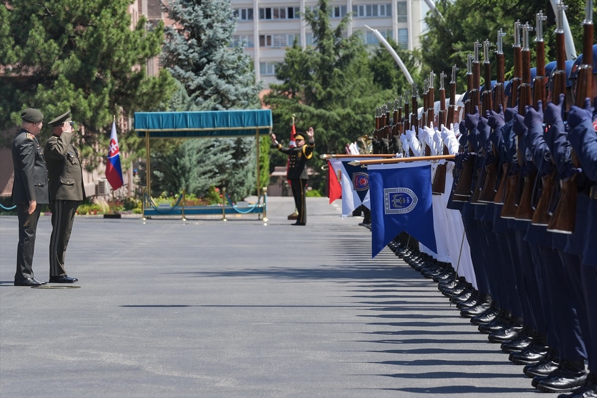 Genelkurmay Başkanı Orgeneral Metin Gürak (solda), resmi davetlisi olarak Türkiye'yi ziyaret eden...