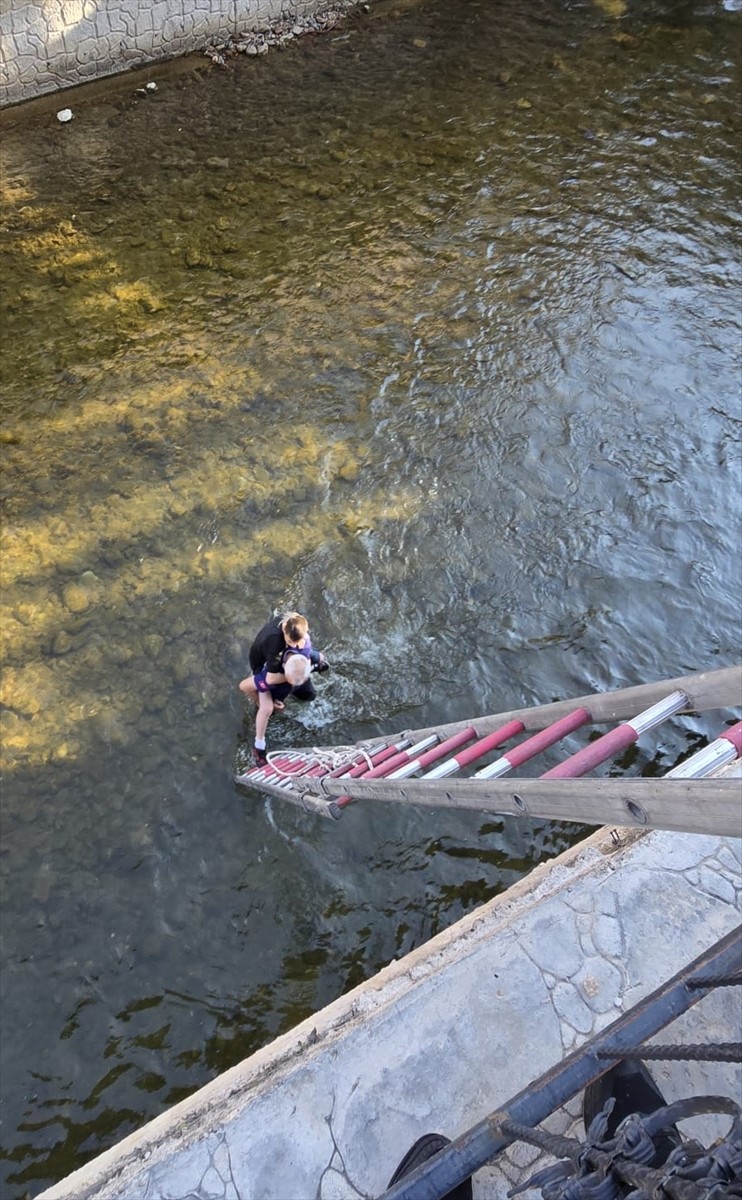 Gümüşhane'de, Harşit Çayı kenarında mahsur kalan çocuğu itfaiye ekipleri kurtardı.