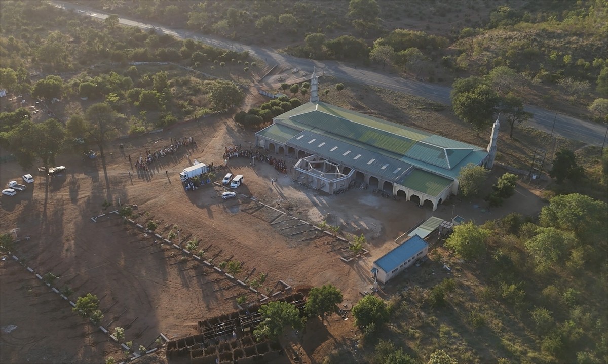 Güneydoğu Afrika ülkesi Mozambik'in Tete eyaletinde maddi yetersizlikler nedeniyle 12 yıldır...