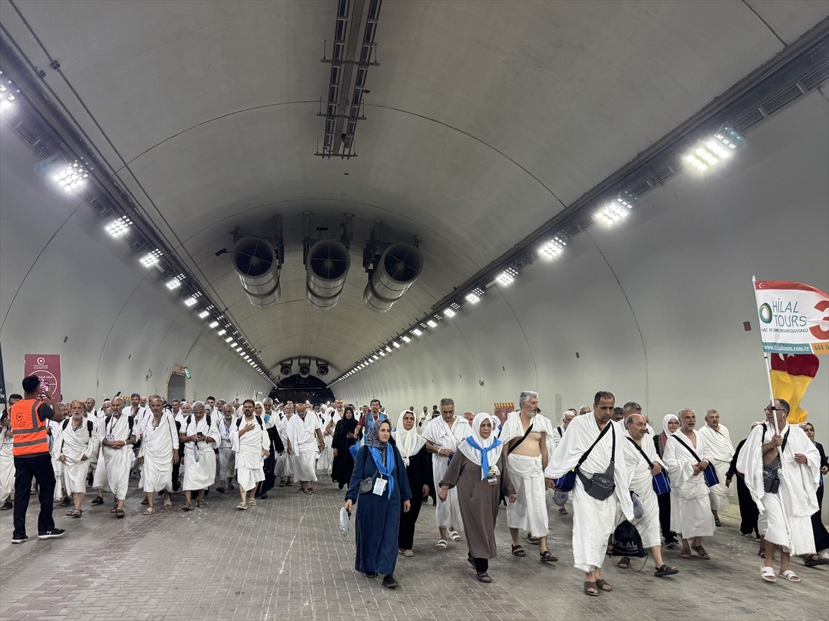 Hac ibadetini yerine getirmek üzere kutsal topraklarda bulunan yaklaşık 2 milyon Müslüman, hacı...
