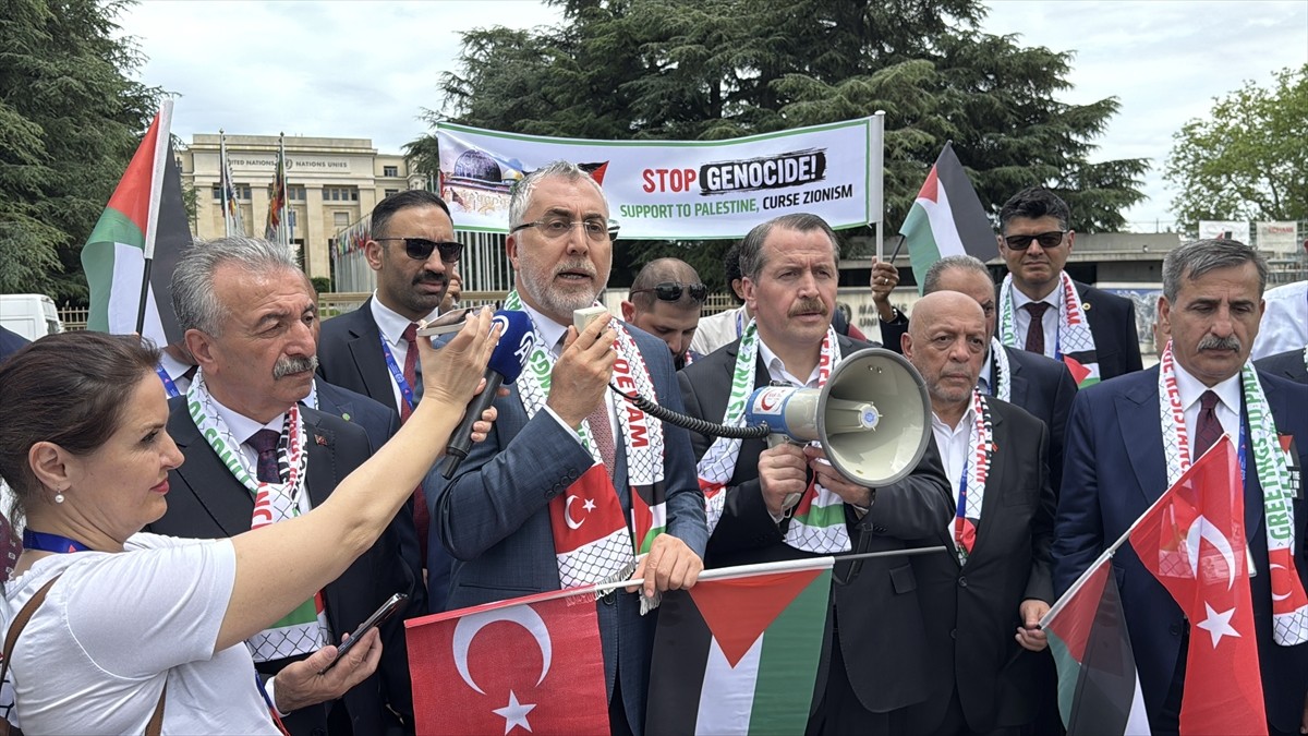 HAK-İŞ tarafından Birleşmiş Milletler (BM) Cenevre Ofisi önünde Filistin'e destek gösterisi...