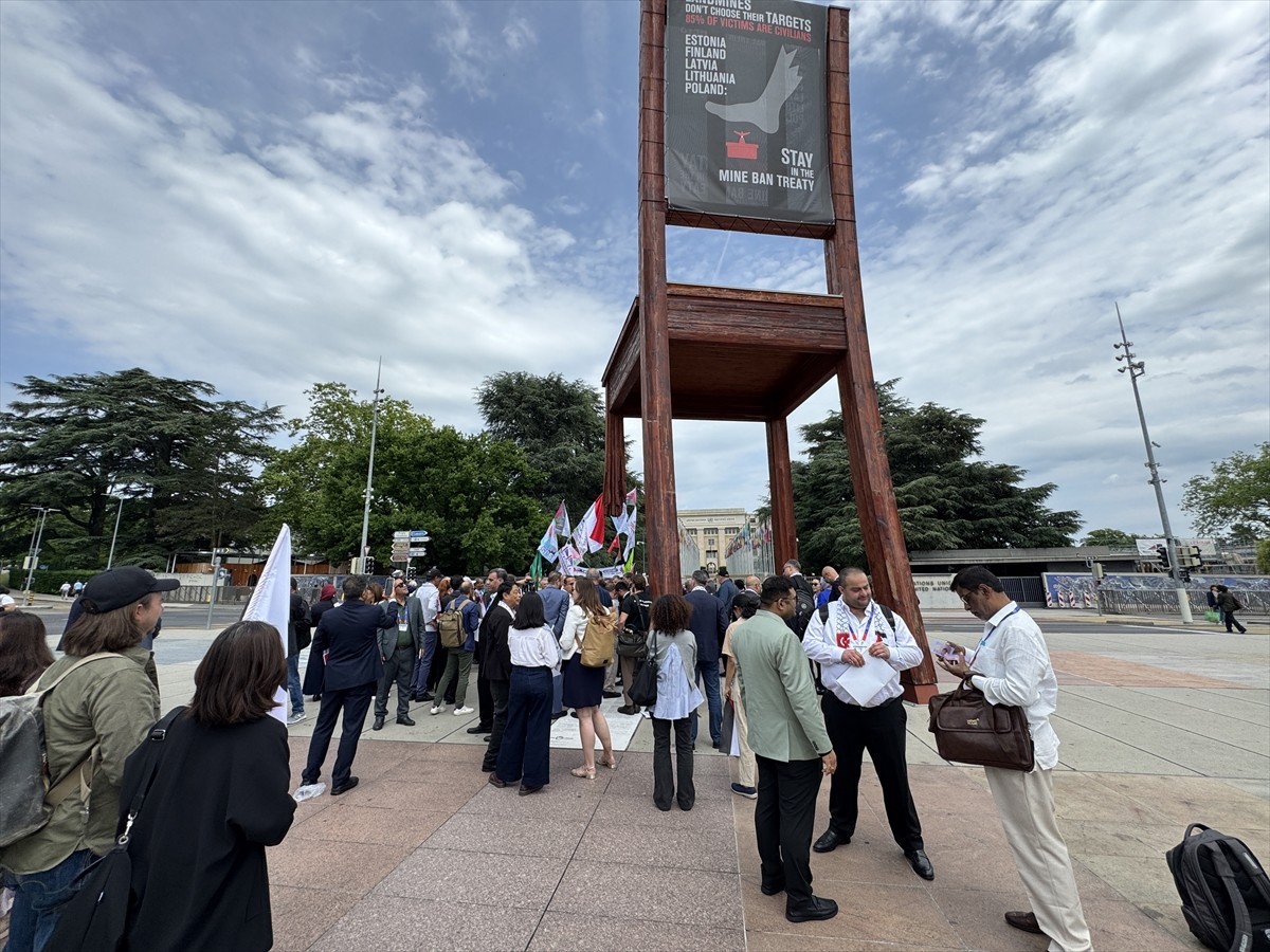 HAK-İŞ tarafından Birleşmiş Milletler (BM) Cenevre Ofisi önünde Filistin'e destek gösterisi...