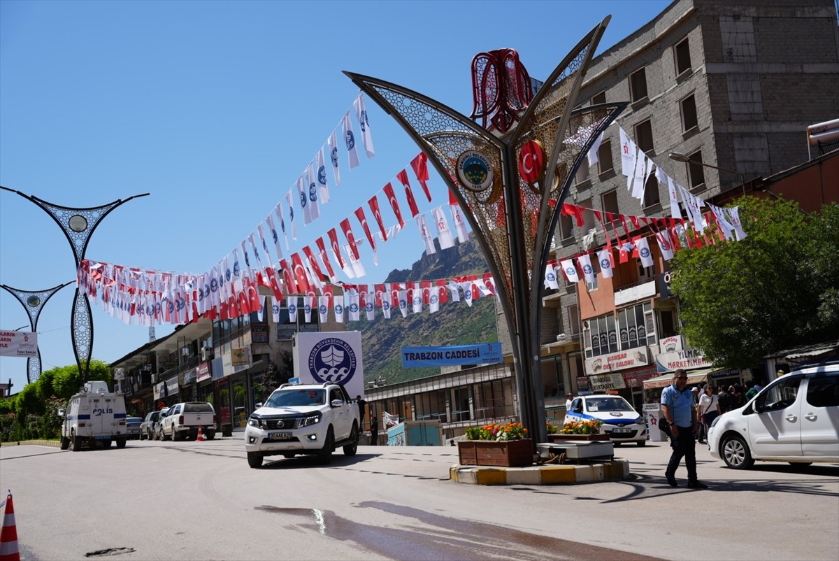 Hakkari'nin Şemdinli ilçesinde düzenlenen törenle "Trabzon Caddesi"nin açılışı gerçekleştirildi....