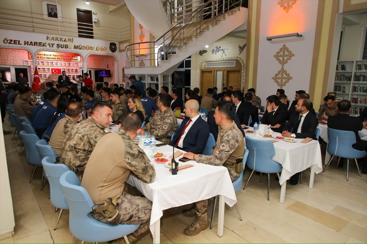 Hakkari Valisi ve Belediye Başkan Vekili Ali Çelik, güvenlik güçleriyle bayramlaştı.