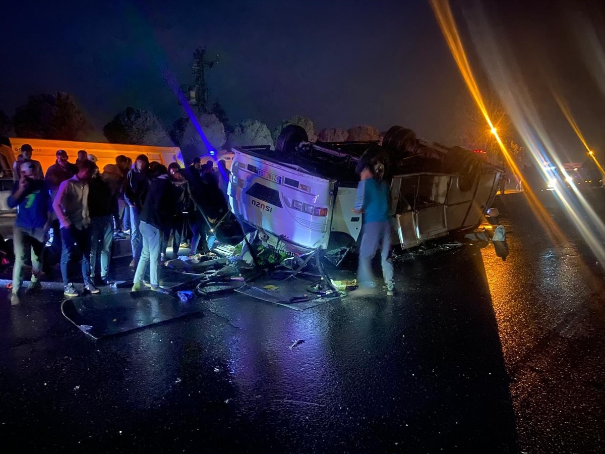 Hatay'ın Belen ilçesinde tarım işçilerini taşıyan midibüsün devrilmesi sonucu 25 kişi...