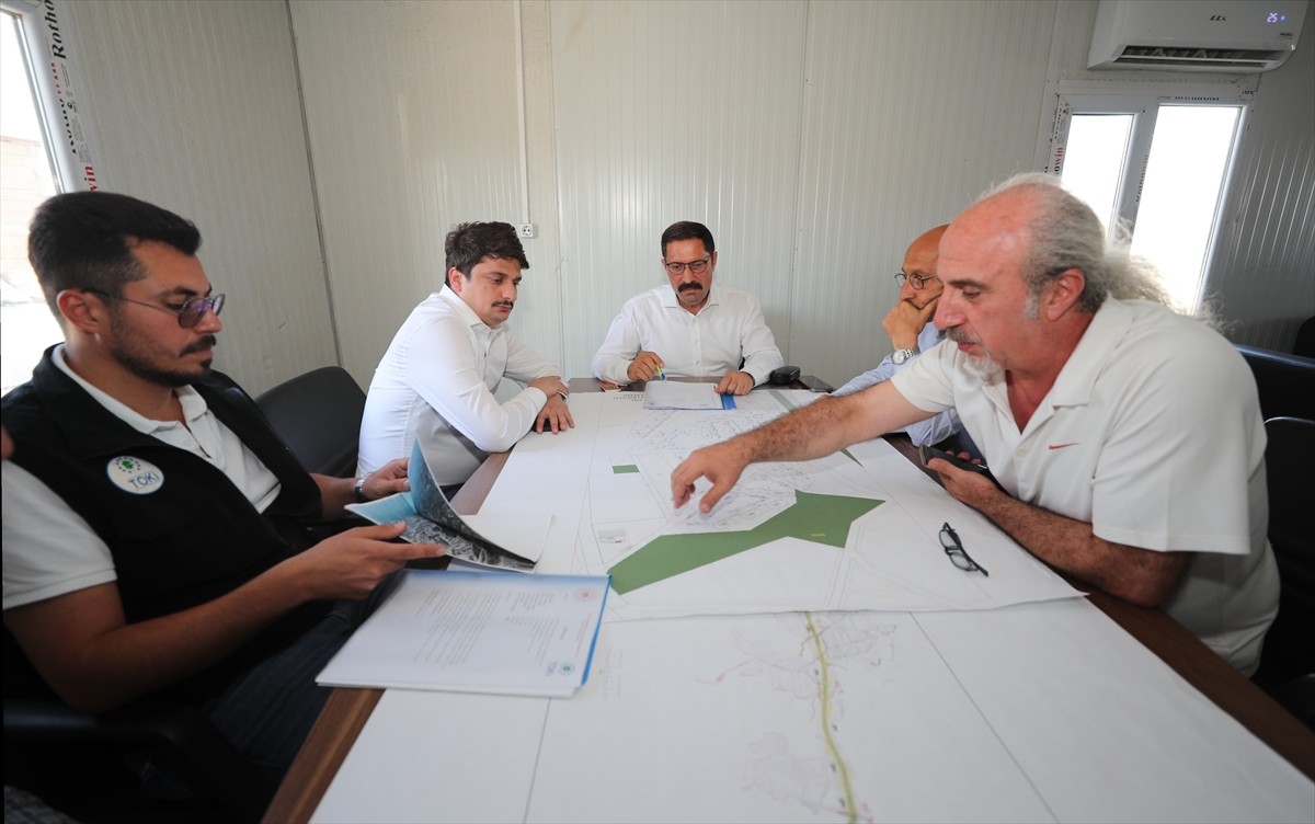 Hatay'ın Defne ilçesinde, 6 Şubat 2023'teki depremlerin ardından yapımına başlanan 2 bin 442 afet...